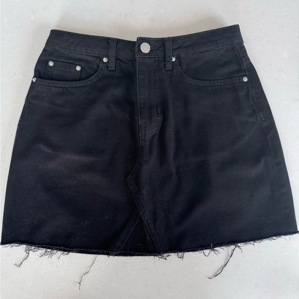 H&M Black Denim Mini/Mid-thigh Skirt. Size 4.